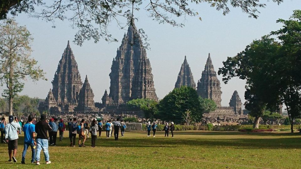 Sultan Palace, Pramban Temple and Water Castle Guide Tour - Included in the Tour