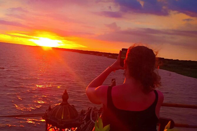 Sunset Dinner and Drinks With a Floating Village Cruise - Group Size and Confirmation