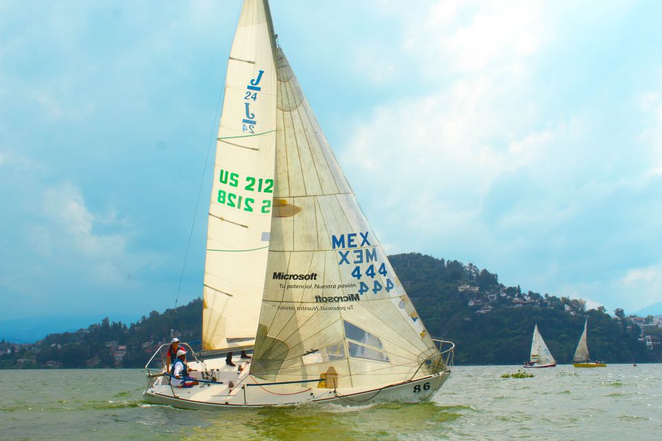 Valle De Bravo: Sailboat Tour Over the Lake. - Arriving at the Meeting Point