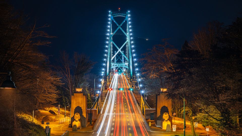 Vancouver: Attractions by Twilight Guided Tour With Dinner - Dinner at Altitude Restaurant