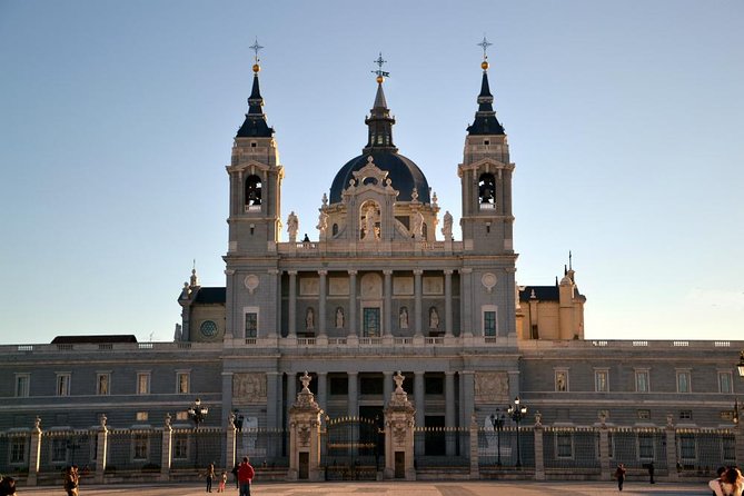 Walking Tour Madrid Old Town: Secret Spots and Hidden Gems - Appreciating the Royal Palace