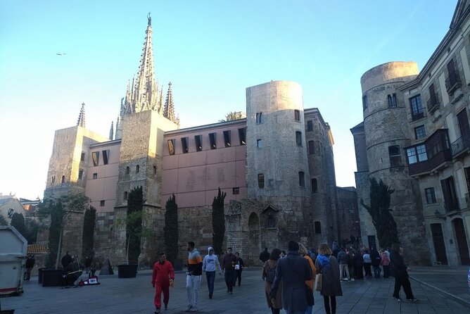 Walking Tour of the Gothic Quarter of Barcelona With Pintxos Tasting - Gothic Quarter Highlights