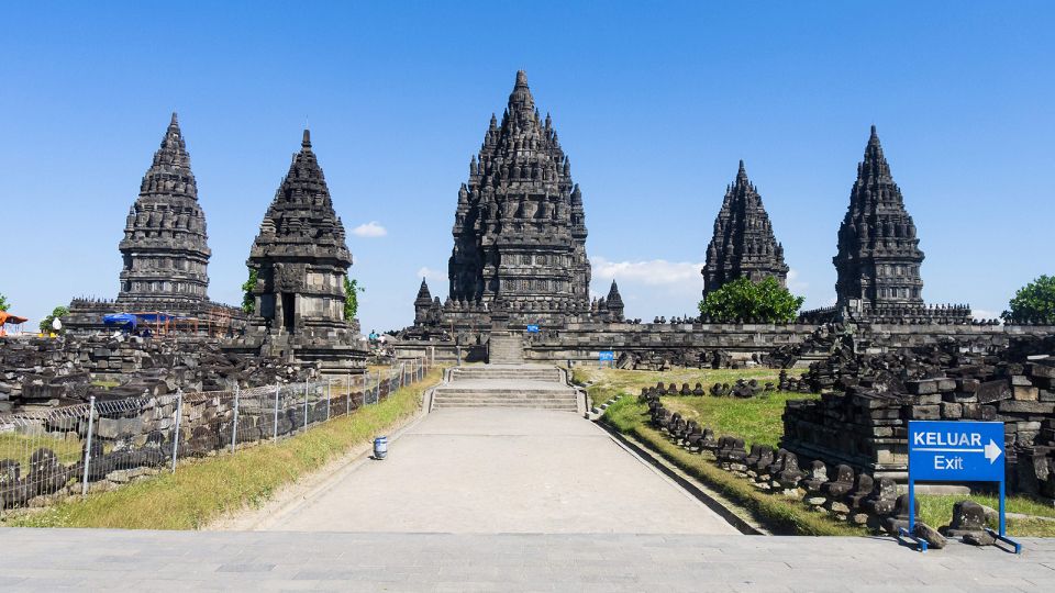 Yogyakarta: Setumbu Sunrise Borobudur Prambanan Guided Tour - Merapi Volcano Witness