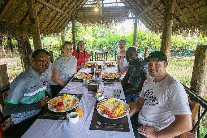 Angkor Sunrise Bike Tour With Breakfast and Lunch Included - Dining Experience