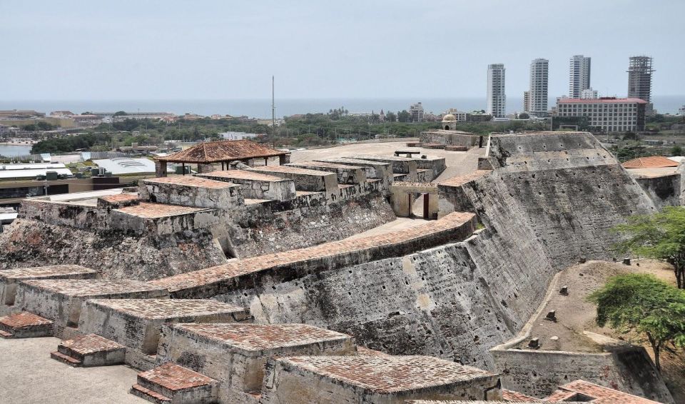 Cartagena: BILINGUAL CITYTOUR + SAN FELIPE CASTLE & Old City - Chiva Bus Tour