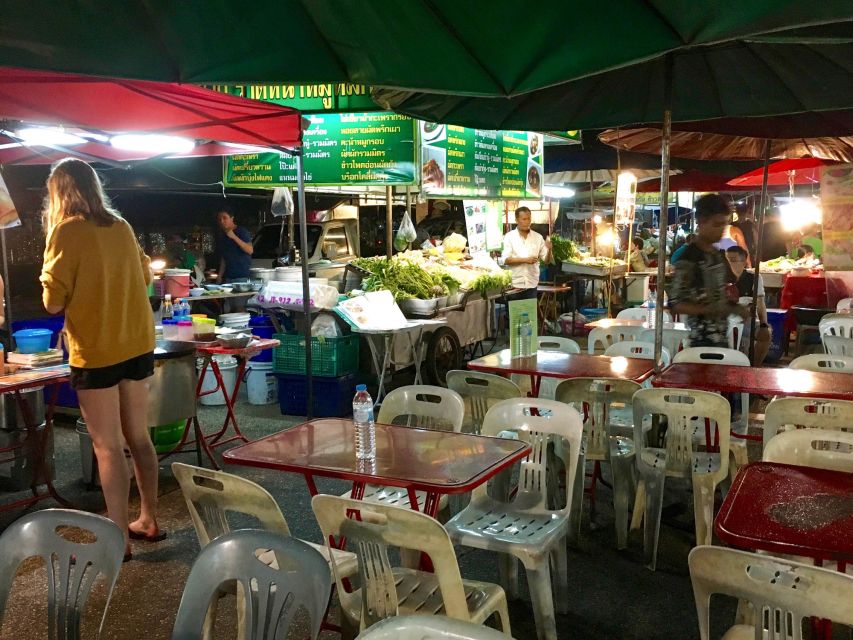 Chiang Mai: Tuk-Tuk Evening Tour With Temples & Street Foods - Warorot Market