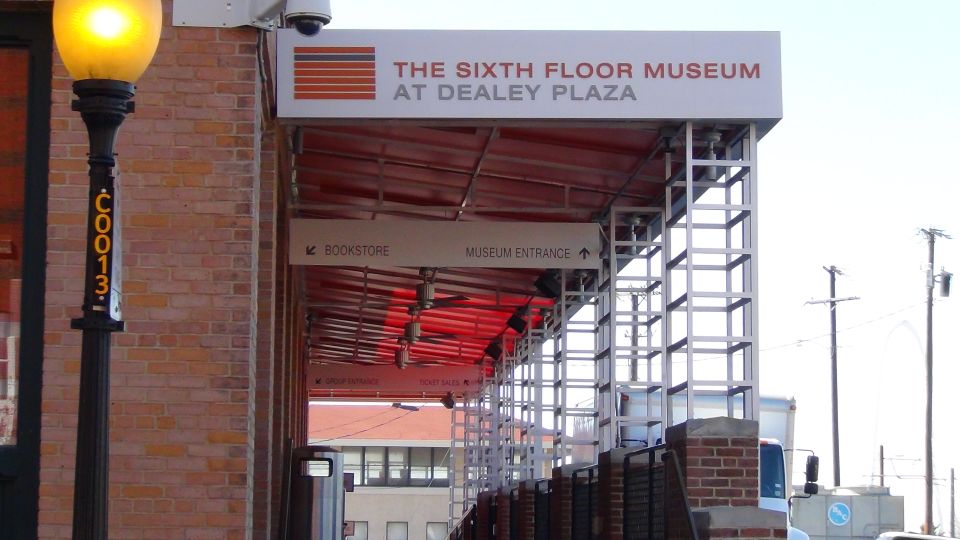 Dallas: JFK Assassination Highlights Walking Tour - Dealey Plaza