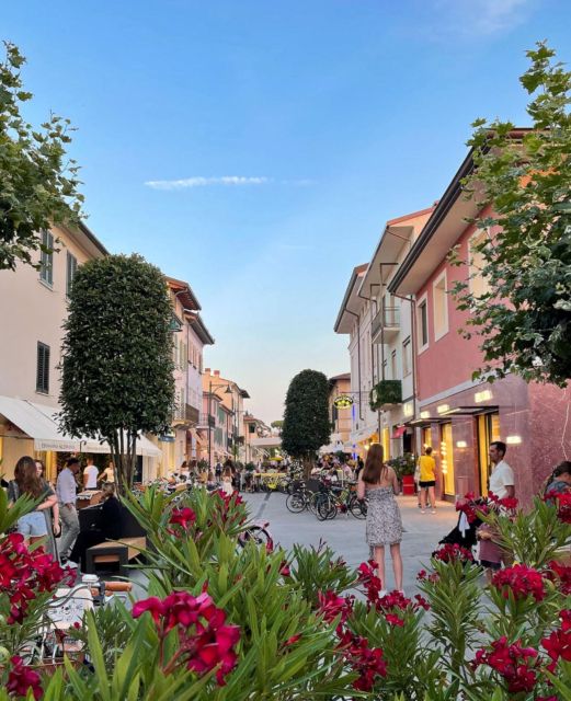 DAY TOUR IN FORTE DEI MARMI & PIETRASANTA - Background