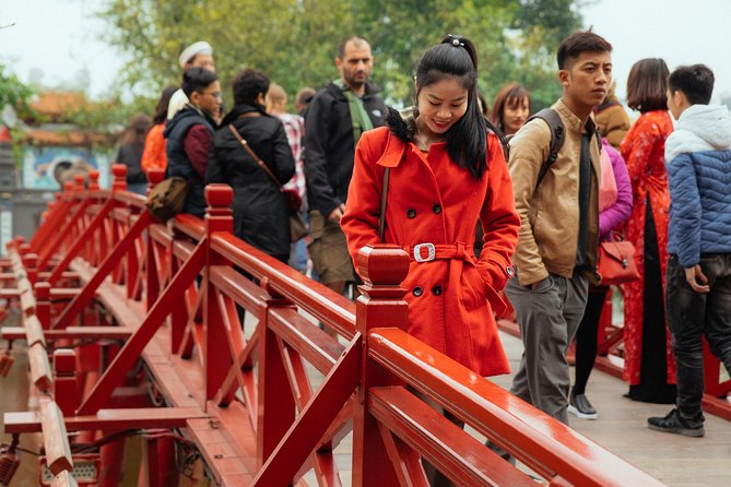 Highlights & Hidden Gems With Locals: Best of Hanoi Private Tour - Visiting Hoan Kiem Lake