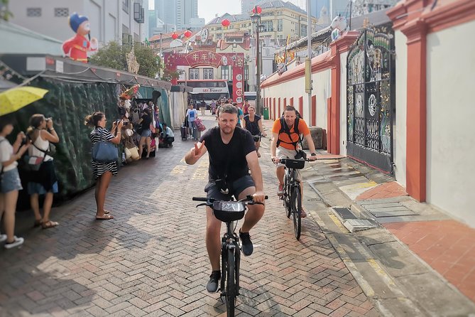 Historical Singapore Bike Tour on Full-Sized Bicycles - Exploring Singapores Iconic Landmarks
