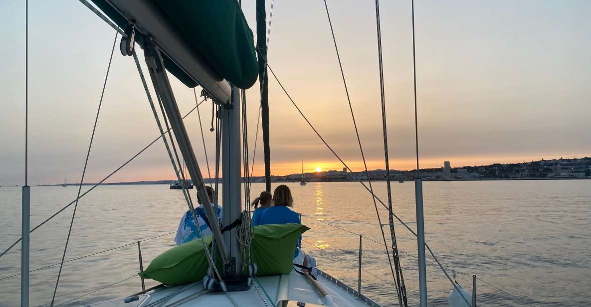 Lisbon: Sunset Cruise on the Tagus River With Welcome Drink - Inclusions & Refreshments