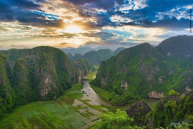 Ninh Binh Day Tour - Tam Coc, Mua Cave, Hoa Lu, Buffet Lunch, Limousine - Traveler Capacity and Additional Information