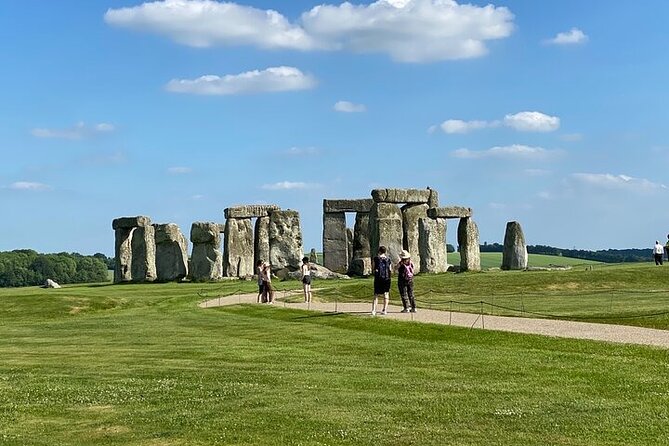 Private Windsor Castle and Stonehenge Day Tour - Stonehenge and Woodhenge Visit