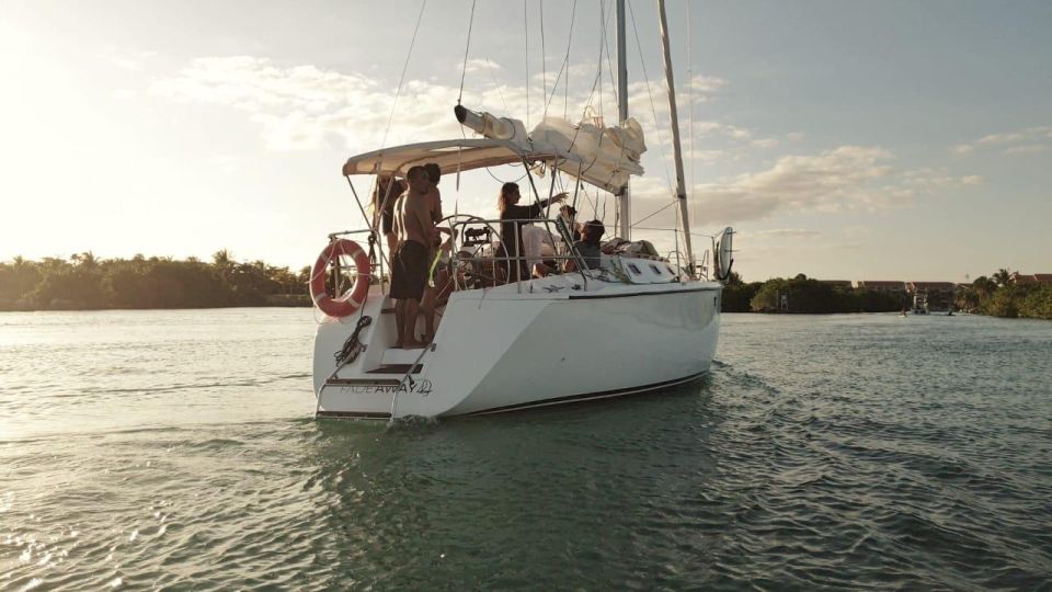 Puerto Aventuras: Private Sunset Sailing Tour - Premium Open Bar Onboard