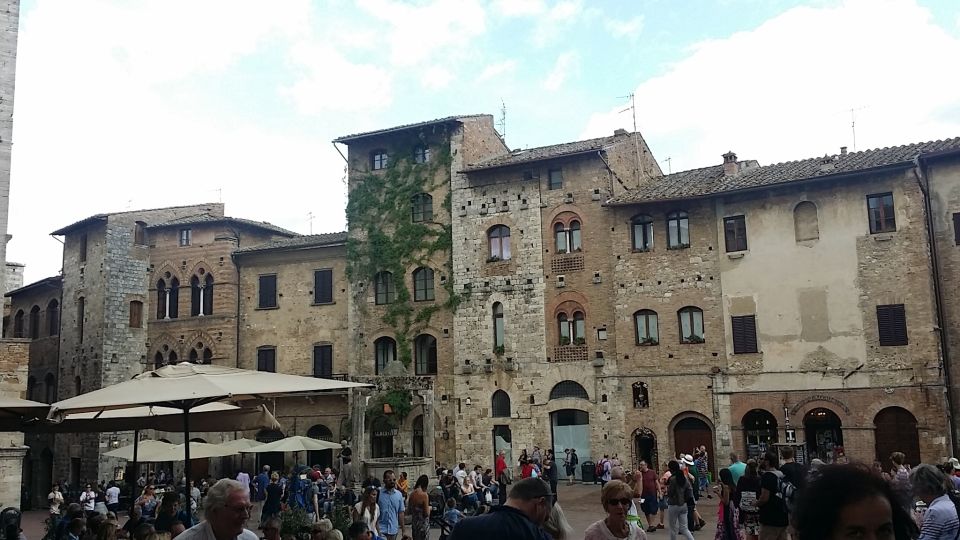 San Gimignano: Saffron and Vernaccia Tasting With Lunch - Renowned Italian White Wine