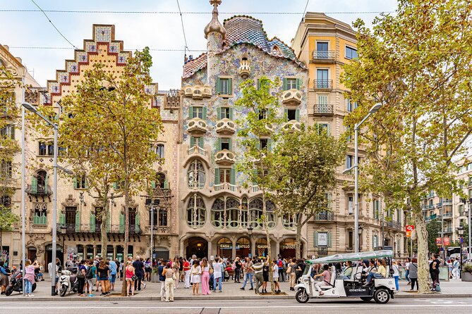 Tour of Historic Barcelona in Private Eco Tuk Tuk