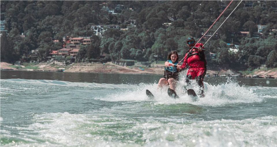 Valle De Bravo: Ski - Boat Captain and Life Jackets