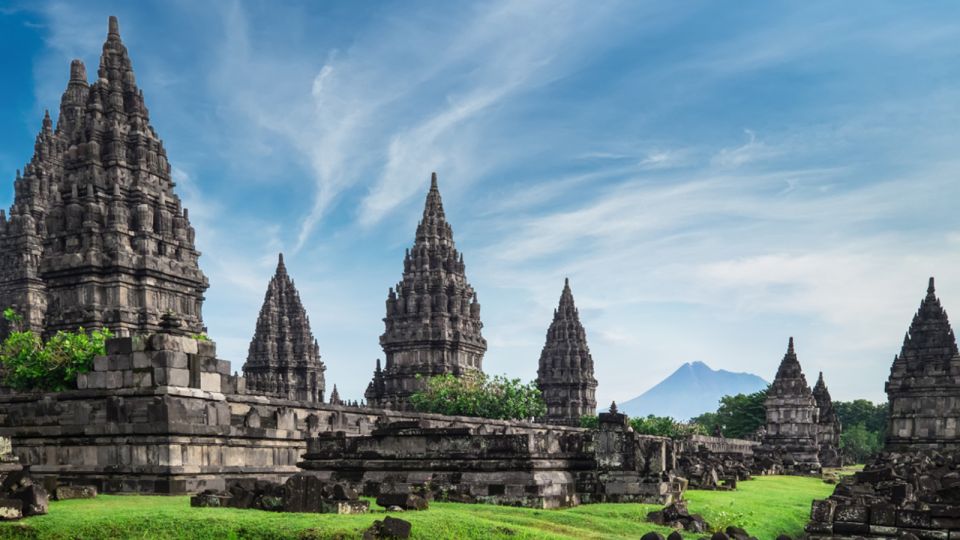 Yogyakarta: Setumbu Sunrise Borobudur Prambanan Guided Tour - Inclusions