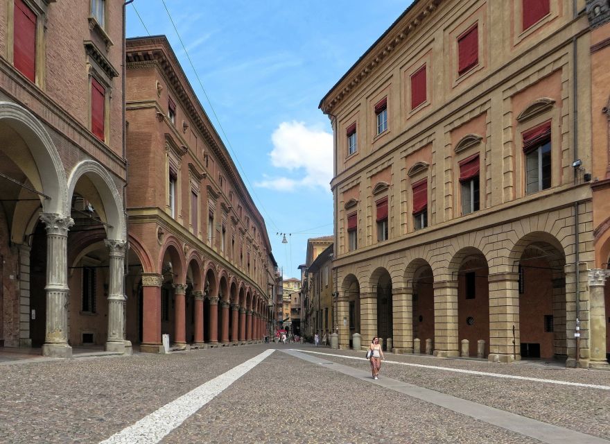 Bologna: Guided Architecture Walking Tour - Corte Isolani and Oratory