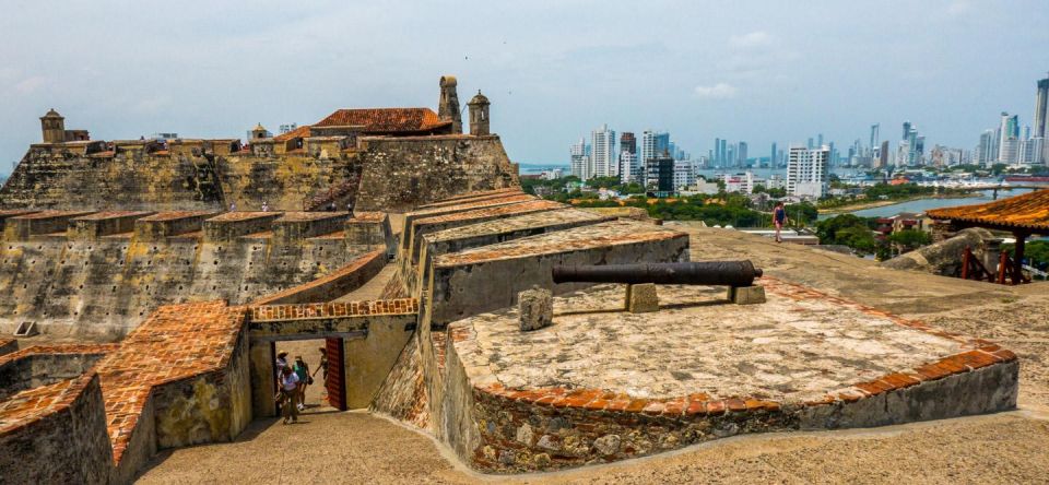 Cartagena: BILINGUAL CITYTOUR + SAN FELIPE CASTLE & Old City - Walled City Exploration