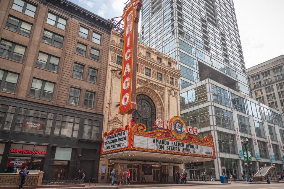 Chicago Architecture Experience by Train - Strolling the Charming Chicago Riverwalk