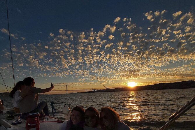 Golden Hour Boat Tour - Sailing by the Monuments With Wine - Small Group for Personalized Experience