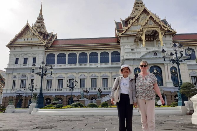 Grand Palace & Temples of Bangkok With Experienced Guide - Group Size