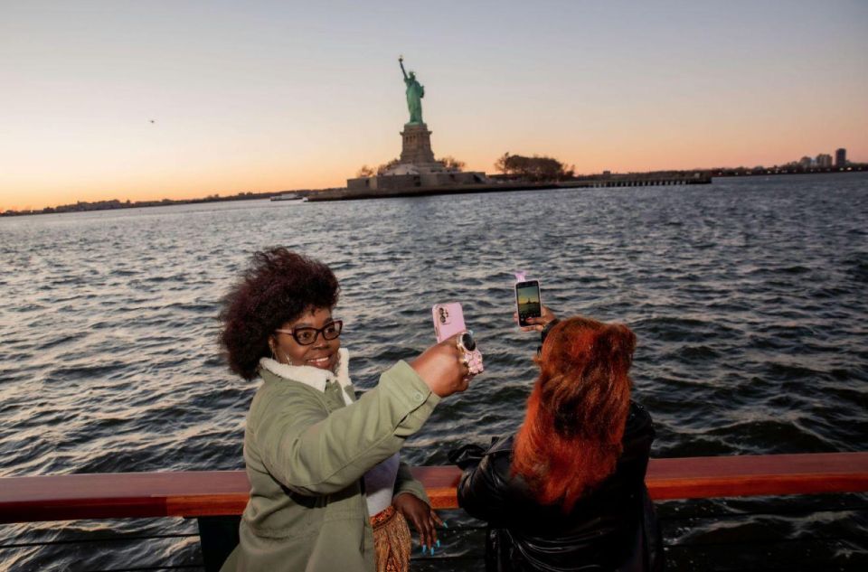 Nyc: Sightseeing Holiday Cruise With Drink - Cruise Inclusions and Exclusions