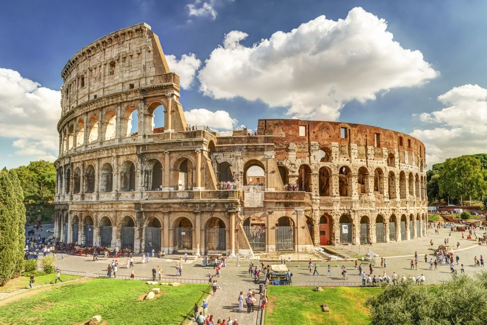 Rome: Colosseum, Forum and Palatine Hill Private Guided Tour - Guides Attire and Accessibility