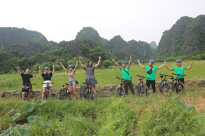 Luxury Limousine Small Group Tour to Tam Coc, Mua Cave, and Bich Dong - Authentic Local Cuisine