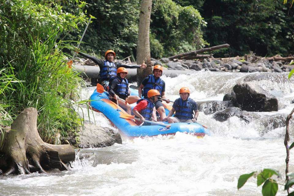 Telaga Waja: White Water Rafting With Lunch - Lunch and Photos