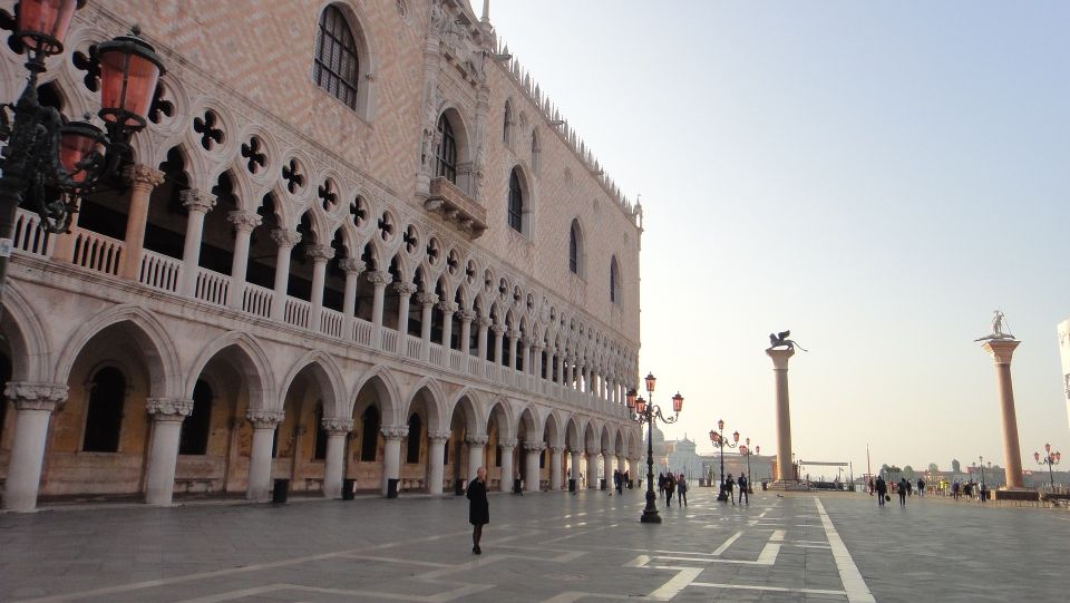 Venice: Doge Palace, Bridge of Sighs, Prisons & Yard Gallery - Getting There and Getting Around