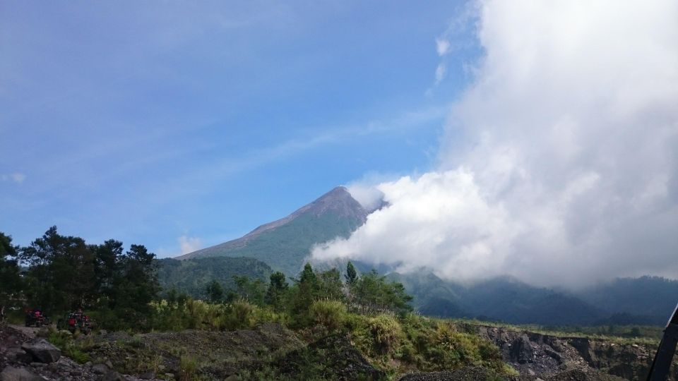 Sunrise Setumbu Hill, Borobudur & Merapi Jeep Lava Tour - Frequently Asked Questions