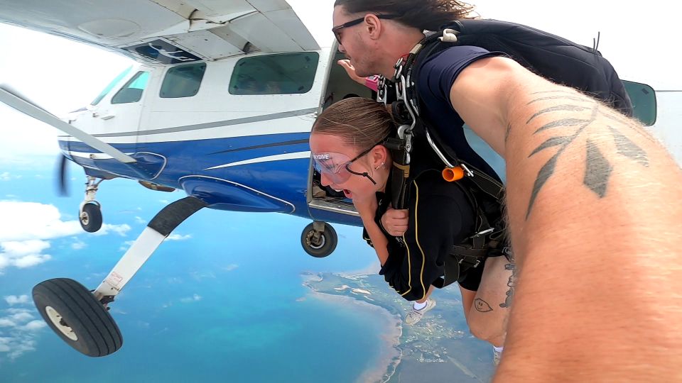 Airlie Beach: Tandem Skydiving Experience With Beach Landing - Key Points