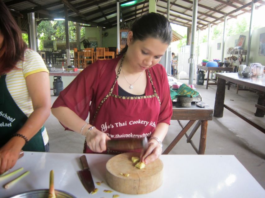 Krabi: Evening Thai Cooking Class at Yas Cookery - Key Points