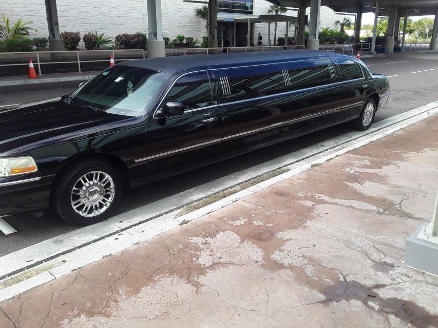 Nassau Roundtrip Transfer by Limousine to Paradise Island