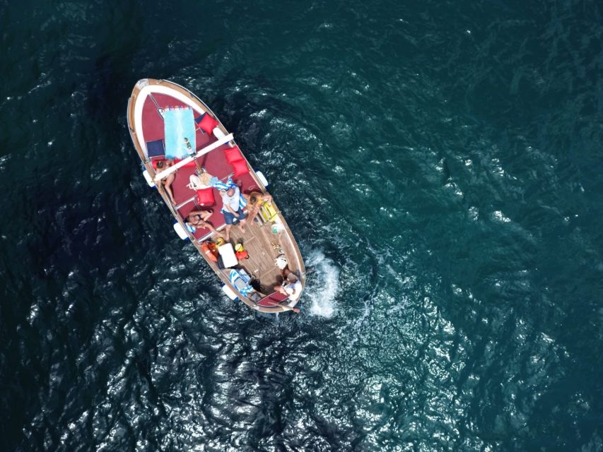 Private Tour of the Island of Capri by Classic Gozzo Boat 3H - Key Points