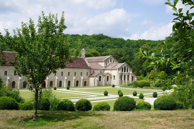 Skip the Line: Abbaye De Fontenay Admission Ticket