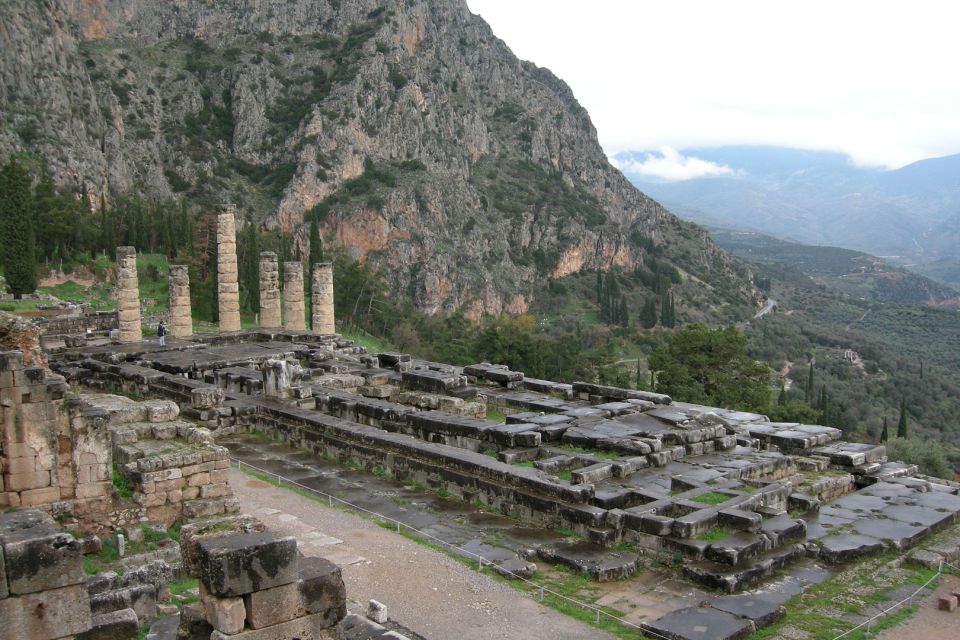 2 Days Spanish Guided Tour in Delphi and Meteora