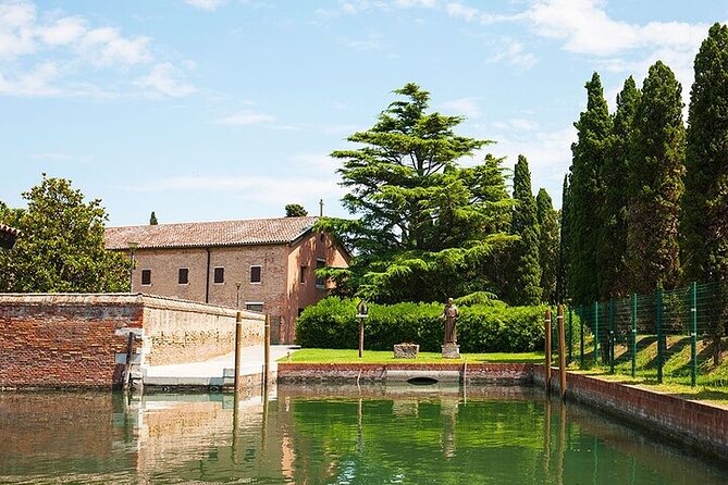 4 Hours Private Boat Tour to Murano, Burano With Local Real Guide