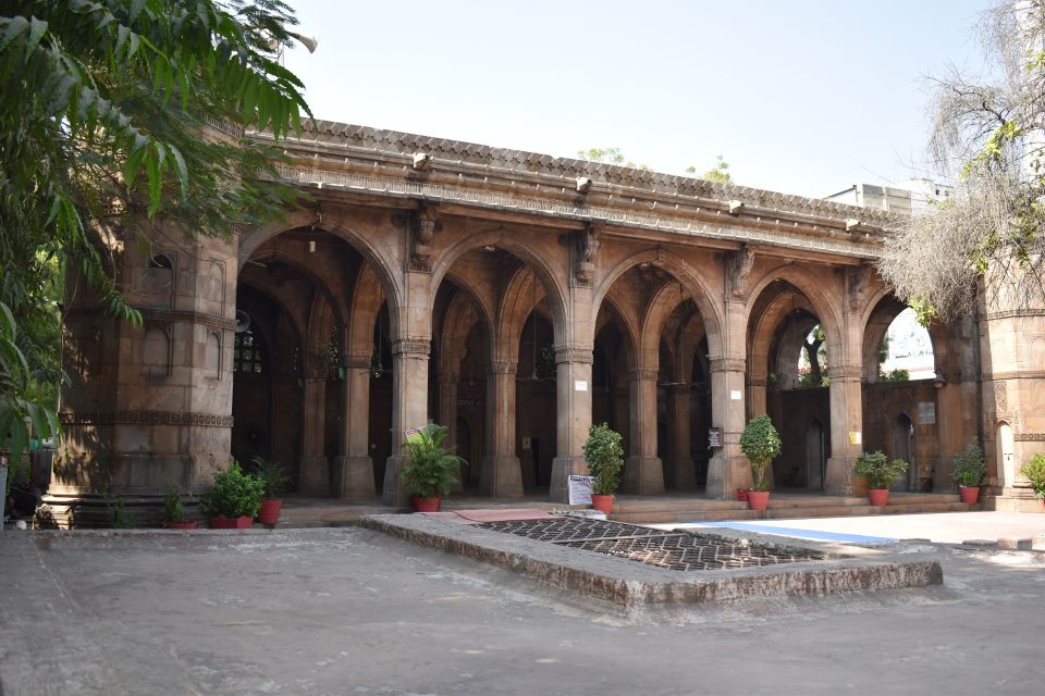 Ahmedabad: Full Day City Tour With Heritage Walk & Transfers