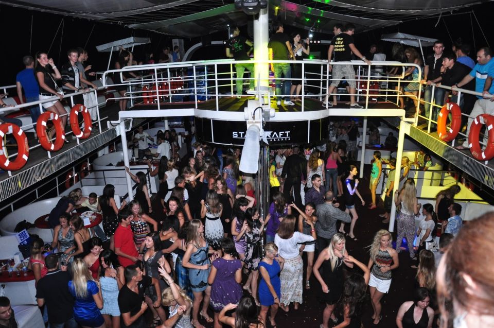 Alanya: Disco Boat Tour With Foam Party and Unlimited Drinks