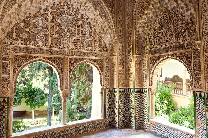 Alhambra Private Tour With a Historian (With Nasrid Palaces)