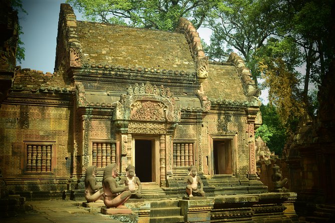 Angkor Wat & Banteay Srey Tour