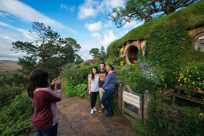 Auckland to Rotorua via Hobbiton Movie Set Tour – One Way