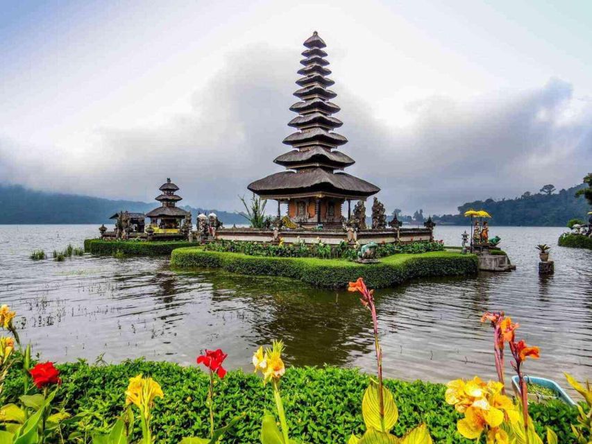 Bali: Lovina Beach Boat Ride & Ulun Danu Beratan Temple Tour