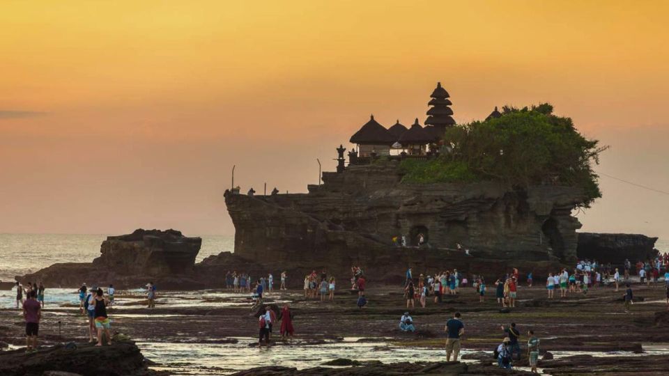 Balis Golden Embrace: Dazzling Tanah Lot Sunset Expedition