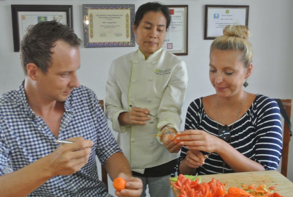 Bangkok: Professional Thai Fruit and Vegetable Carving Class