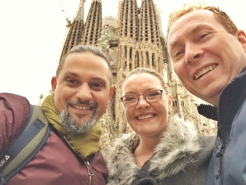 Barcelona: Foodie Walking Tour With Sagrada Familia Tickets