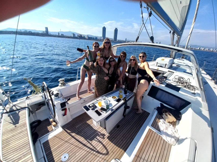 Barcelona: Luxury Private Sunset Yacht Cruise